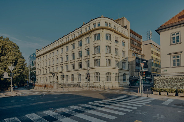 E20A0101 Retouched WEB dark 2